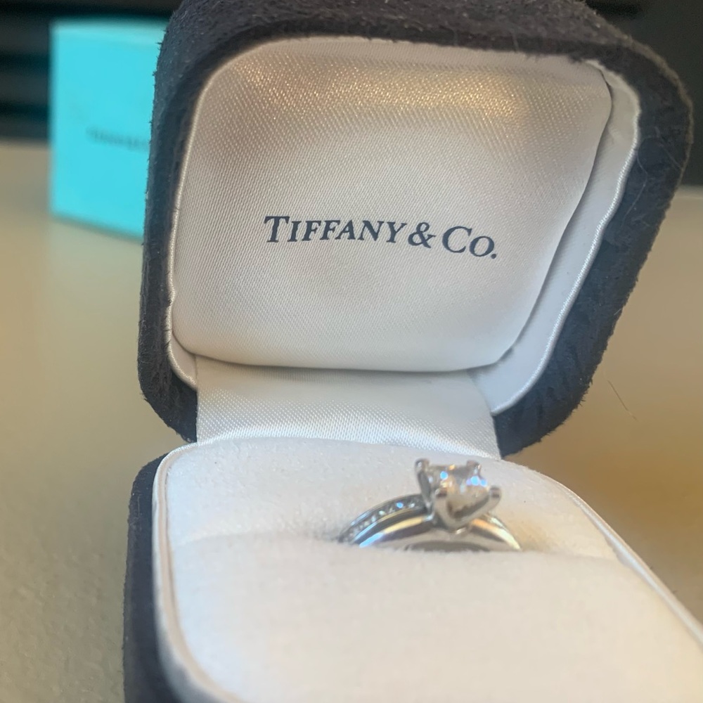 Tiffany and Co. Almost Flawless Diamond Ring Set- Original Tiffany and Co. Box - Picture 4 of 8